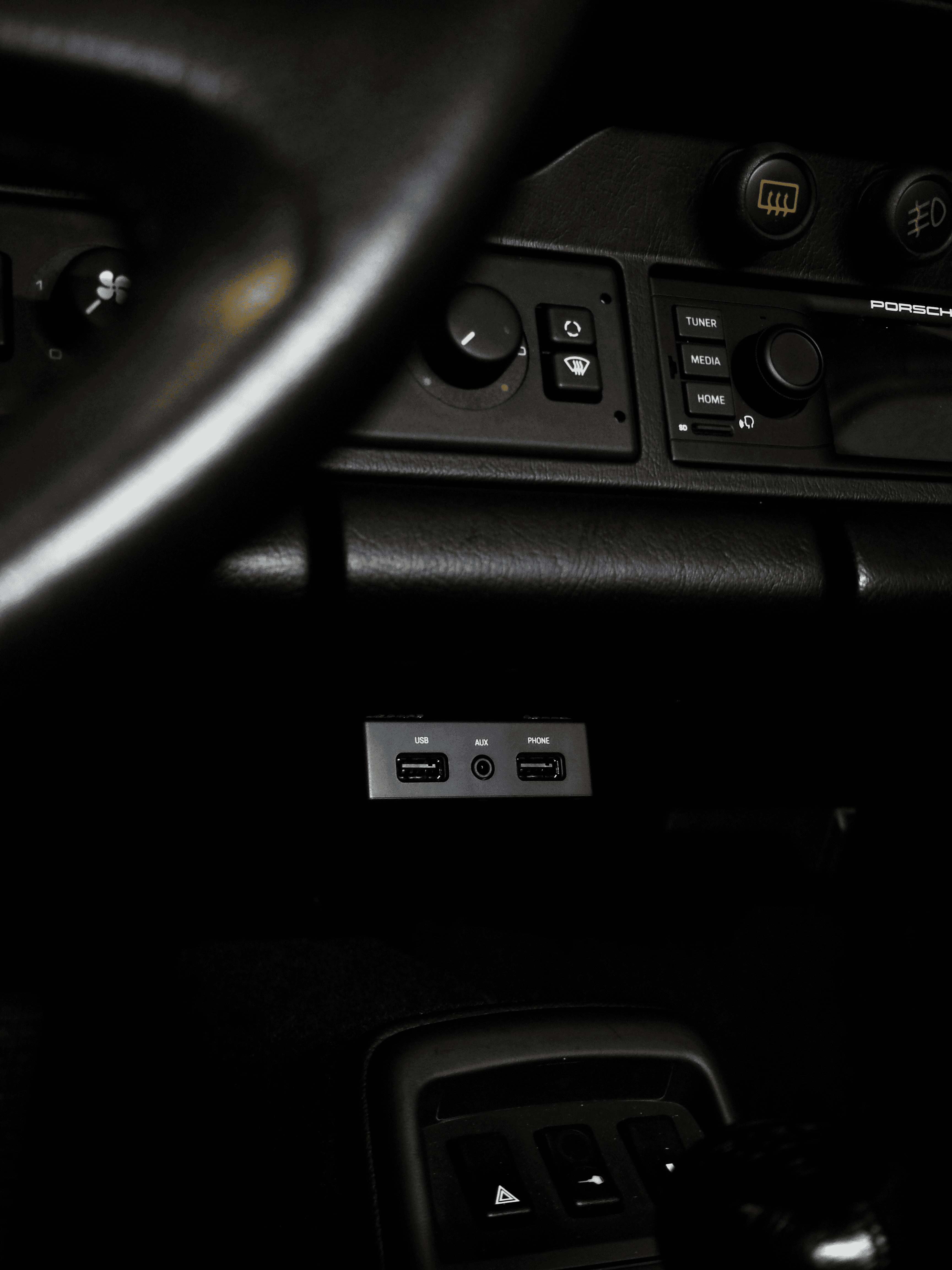 Porsche PCCM Klassik Radio mit professionell eingebauten USB- Media Anschluss