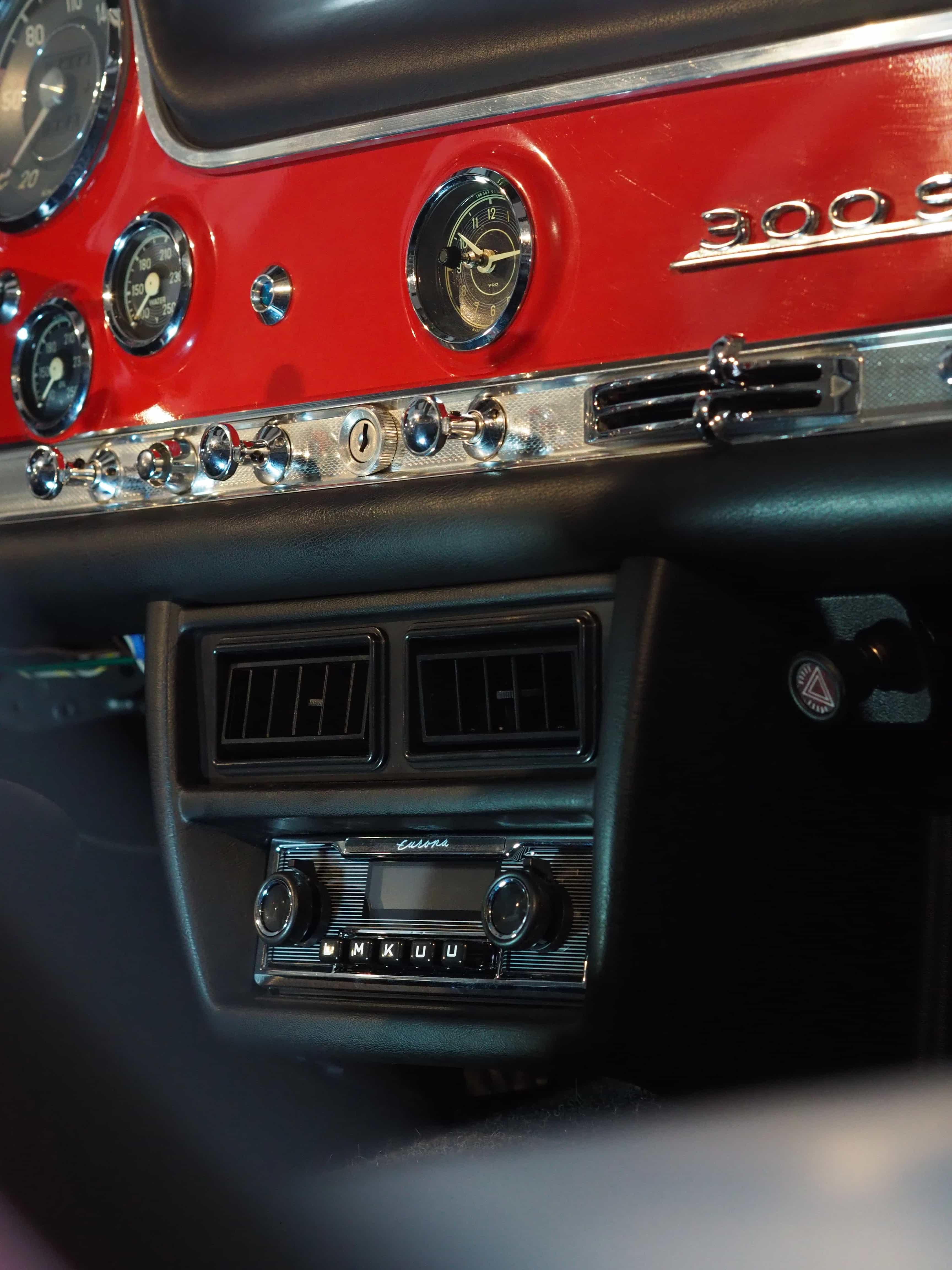 Mercedes Benz 300 SL Gullwing Radio einbauen lassen